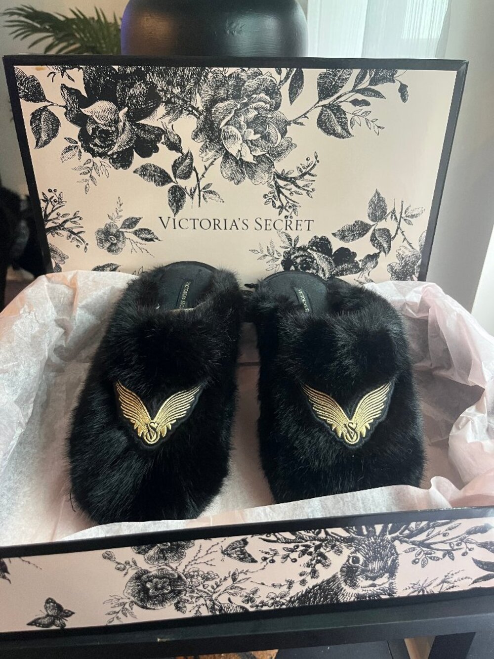 Victoria Secret Luxe Plush Closed-Toe Slippers